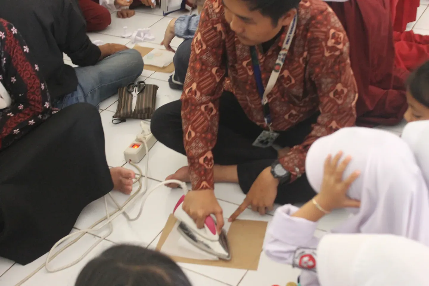Suasana praktek pembuatan gantungan kunci bersama anak-anak SDN Pasir Banen