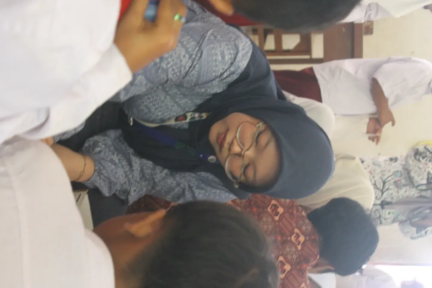 Siswa SD Negeri Pasir Banen membuat gantungan kunci dari tutup botol bekas