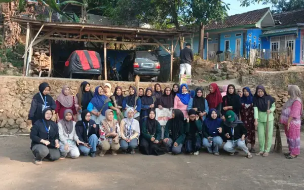 Mahasiswa KKN Sisdamas 196 dan Ibu-Ibu Desa Mekarjaya Gelar Kerja Bakti Bersihkan Area Lapangan Desa