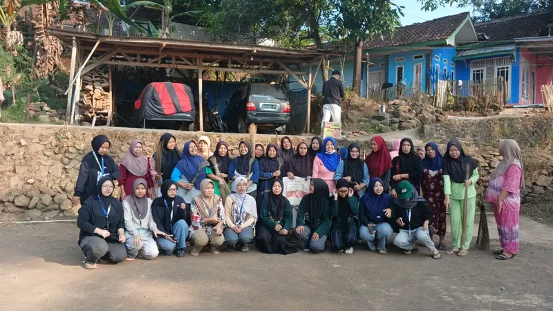 Mahasiswa KKN Sisdamas 196 dan Ibu-Ibu Desa Mekarjaya Gelar Kerja Bakti Bersihkan Area Lapangan Desa