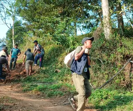 Kerja Bakti Bersama Mahasiswa KKN Sisdamas 196, Karang Taruna, dan Warga Desa Mekarjaya