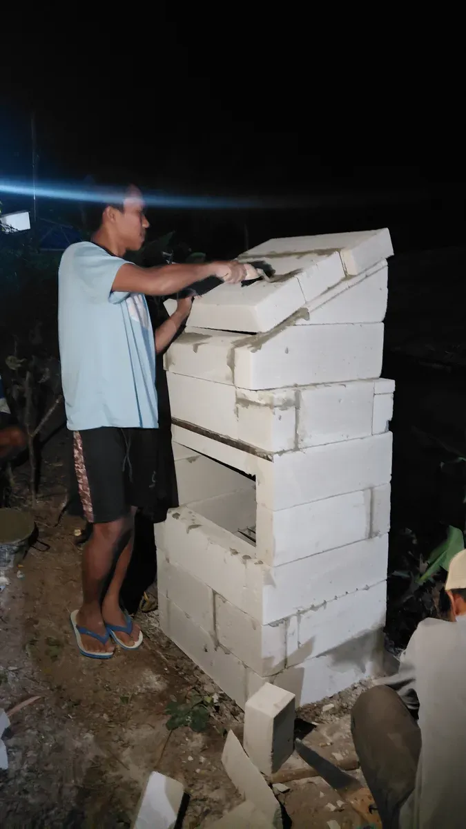 Proses gotong royong pembuatan fasilitas pembakaran sampah Rocket Stove KKN 196 di Pasir Banen