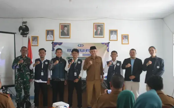Foto Bersama Kepala Desa Mekarjaya, Perangkat Desa, DPL, dan Mahasiswa KKN 196