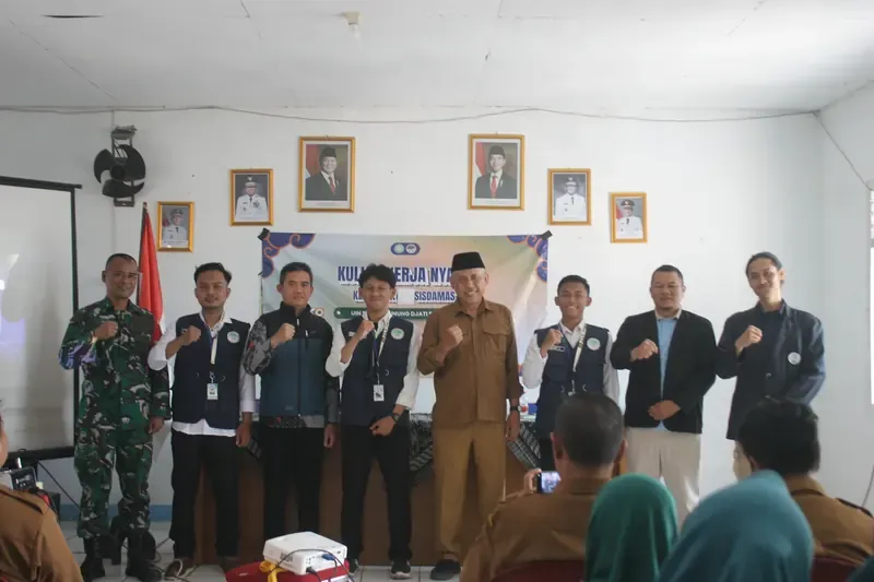 Foto Bersama Kepala Desa Mekarjaya, Perangkat Desa, DPL, dan Mahasiswa KKN 196