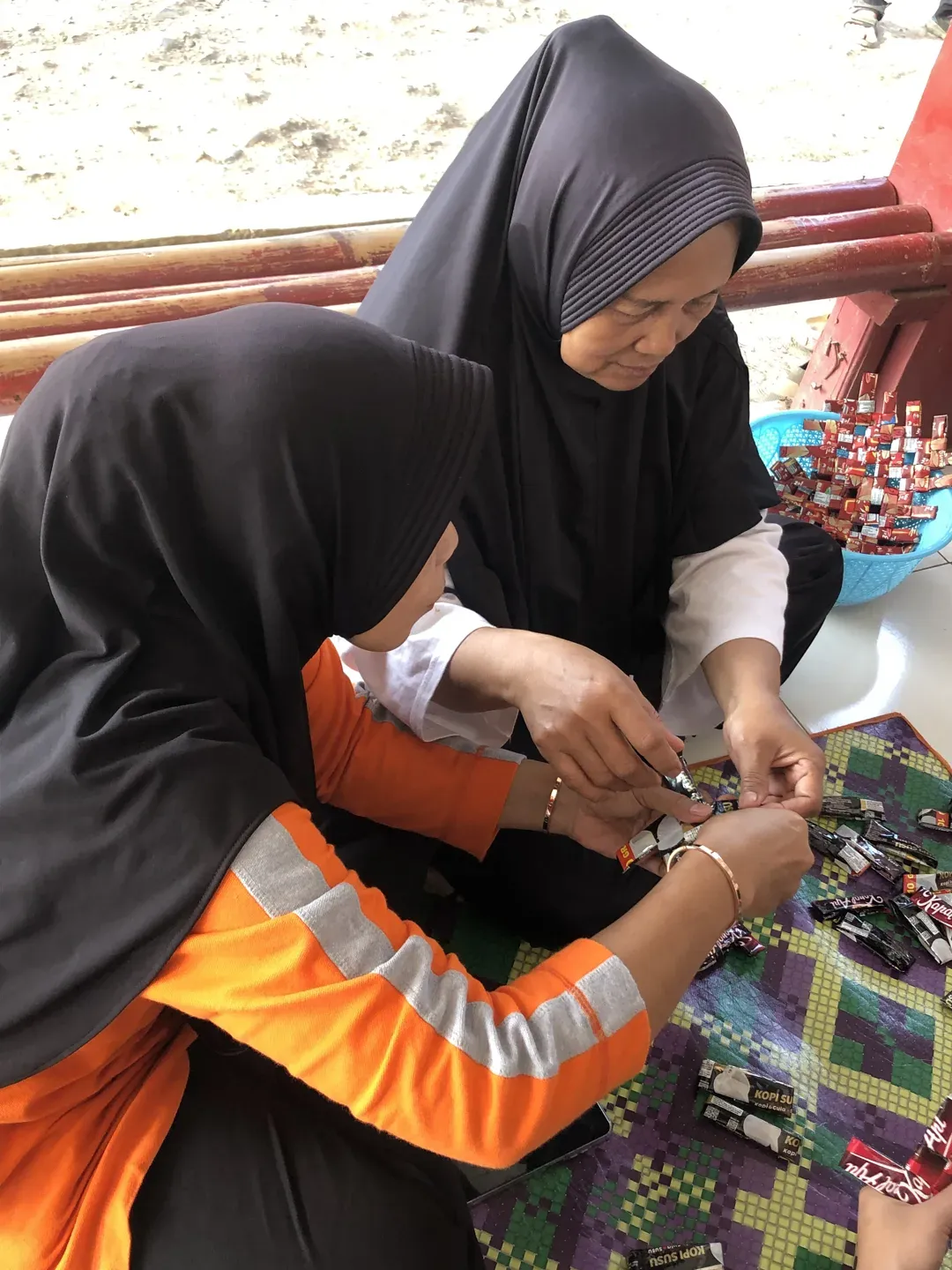 Proses Pelatihan Daur Ulang Kemasan Saset Kopi