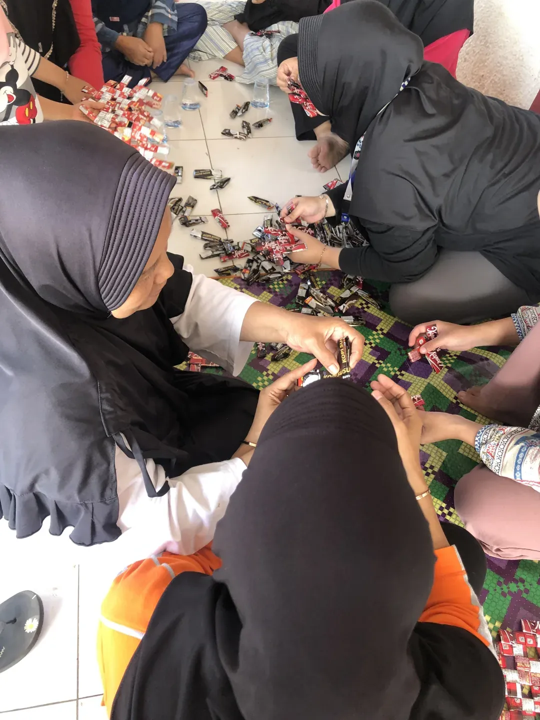Hasil Karya Daur Ulang Kemasan Saset Kopi KKN 196 Mekarjaya