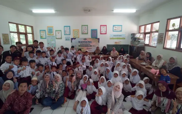 Suasana kegiatan Seminar Pendidikan Penggunaan Gadget Sejak Dini di SDN Pasir Banen