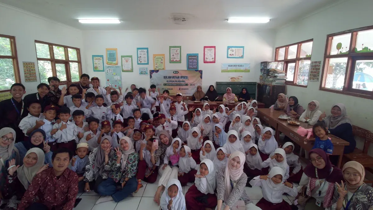 Suasana penyampaian materi Seminar Pendidikan Penggunaan Gadget Sejak Dini di SDN Pasir Banen