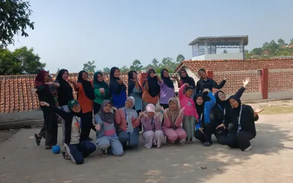 Senam Pagi Bersama Warga Desa Mekarjaya dan Mahasiswa KKN Sisdamas 196 di SDN Pasir Banen