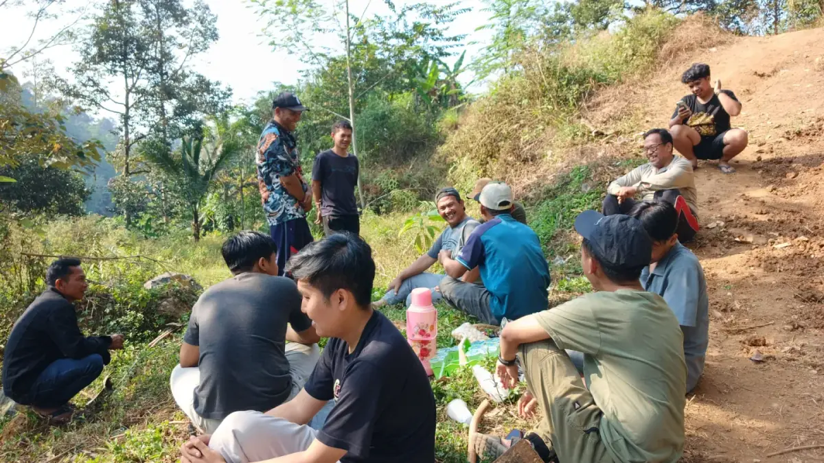 Kerja Bakti Bersihkan Lingkungan